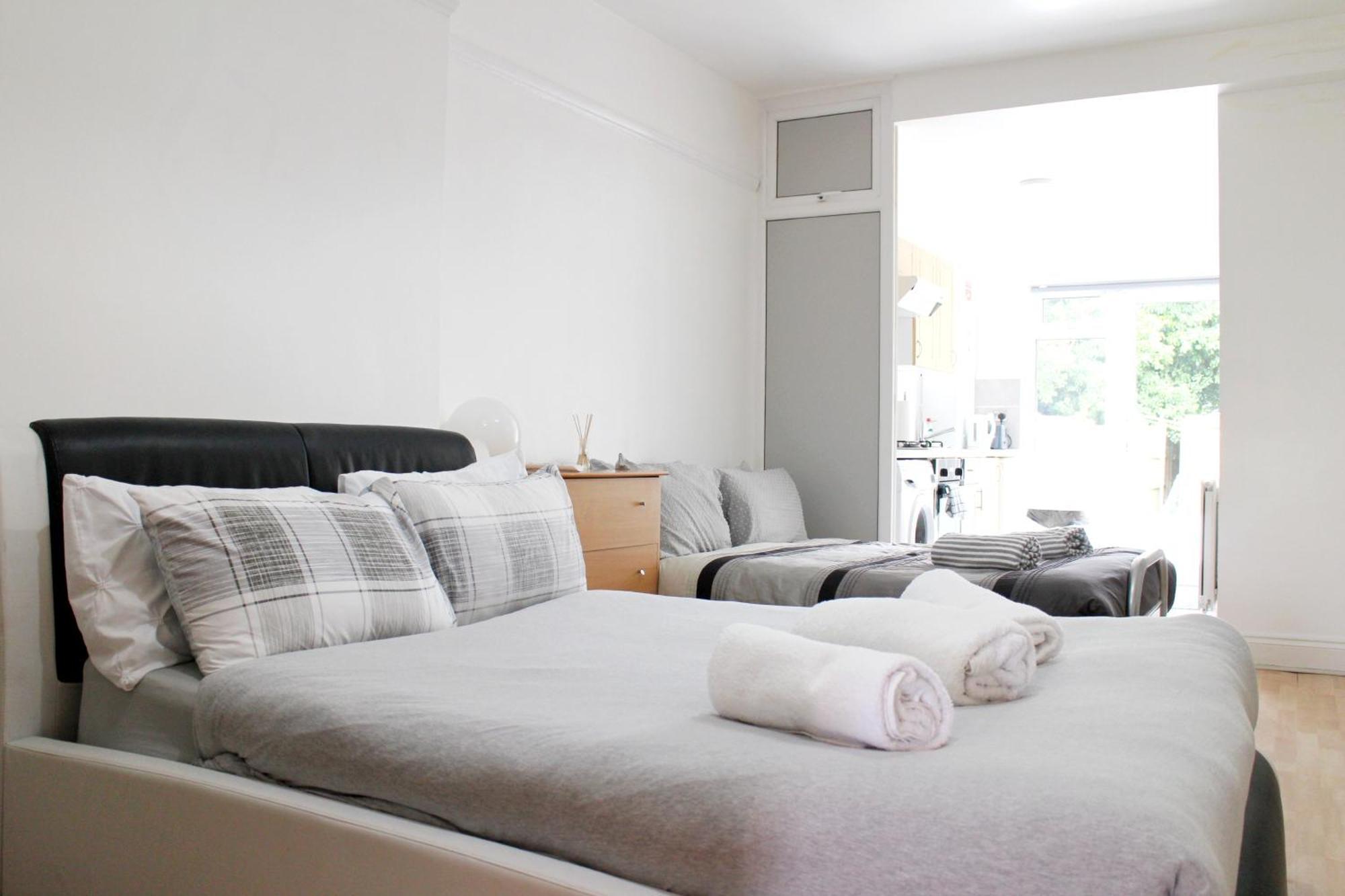 לונדון Large Studio Garden Flat On Golders Green Road מראה חיצוני תמונה