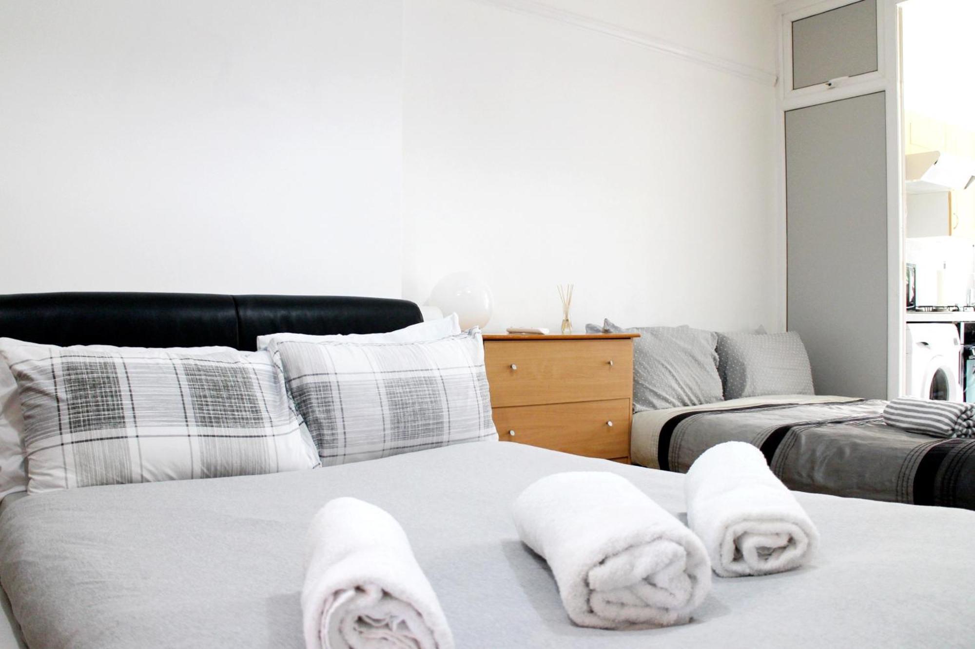 לונדון Large Studio Garden Flat On Golders Green Road מראה חיצוני תמונה